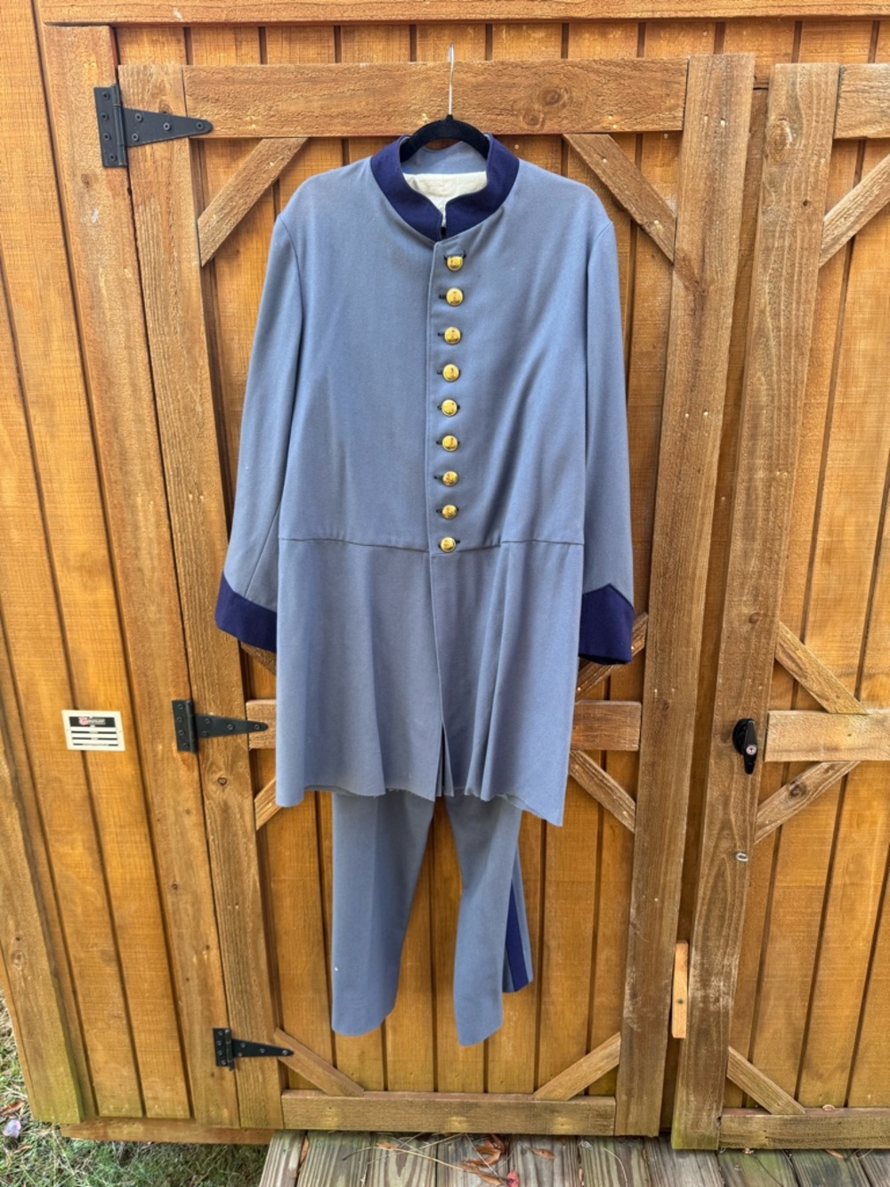 Civil War Rebel Officers Uniform reproduction. Very well made ! Fully lined.